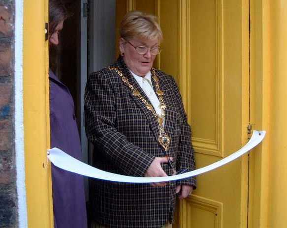 Mayor of Derry opens Bah' Centre